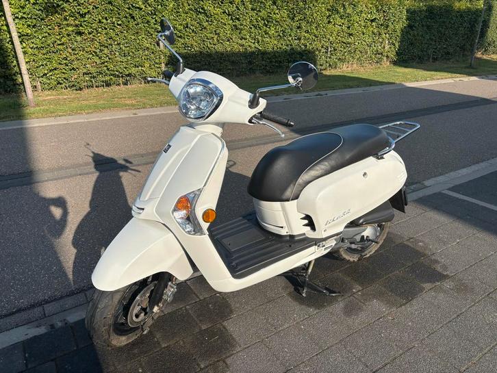 Witte Scooter uit 2018 met maar slecht 3784 km op de teller, Fietsen en Brommers, Scooters | Yamaha, Gebruikt, Overige modellen