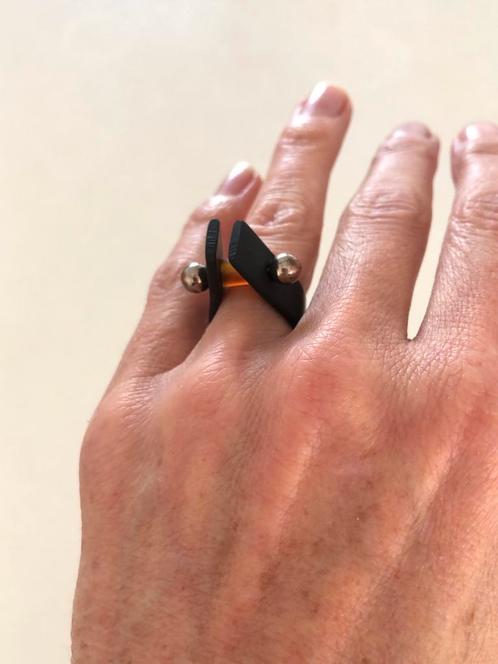 Lydia Bremer design ring zwart + rood, Sieraden, Tassen en Uiterlijk, Ringen, Zo goed als nieuw, Dame of Heer, 17 tot 18, Zwart