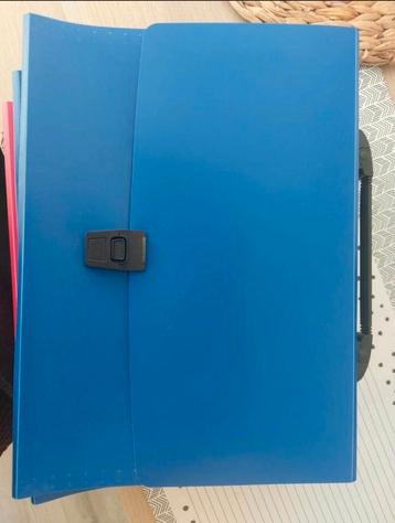 2x Blauwe en 1x rode documentmappen met vakken beschikbaar voor biedingen