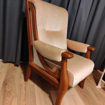 Vintage houten fauteuil met originele stoffen bekleding beschikbaar voor biedingen