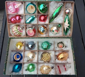 Een  mooie opbergdoos  vol oude kerstballen. beschikbaar voor biedingen