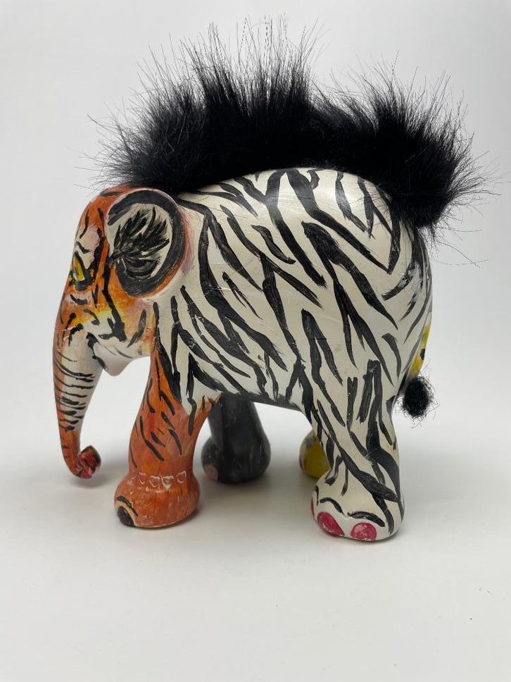 Olifant met verschillende kleuren., Antiek en Kunst, Curiosa en Brocante, Ophalen of Verzenden