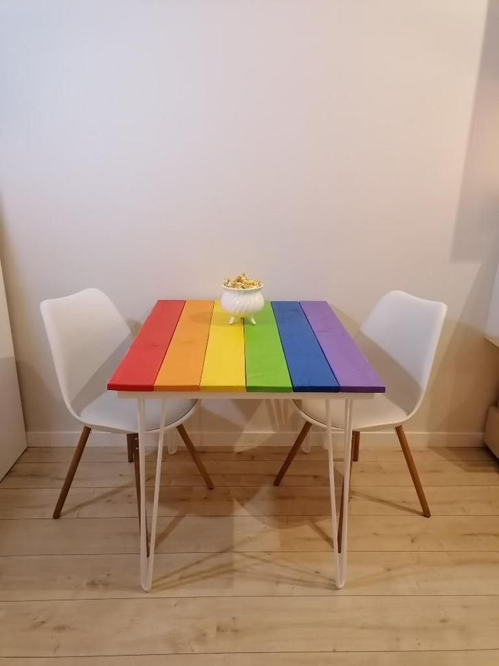 Massief houten tafel in regenboogkleuren 75*90, Huis en Inrichting, Tafels | Eettafels, Nieuw, 50 tot 100 cm, 50 tot 100 cm, Drie personen