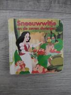 Sneeuwwitje en de zeven dwergen boekje ( hardcover ), Ophalen of Verzenden, Gelezen, Sprookjes, Voorleesboek