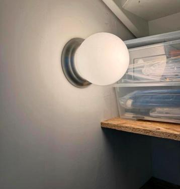 2 Wandlampen met bolvormige kap beschikbaar voor biedingen