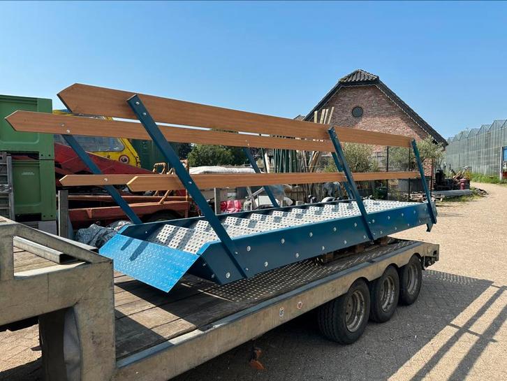 Industriële trap – staal & hout – 12 treden – antislip, Doe-het-zelf en Verbouw, Ladders en Trappen, Zo goed als nieuw, 2 tot 4 meter