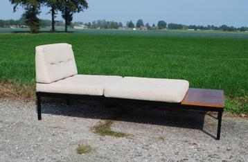 Vintage design bankje beschikbaar voor biedingen