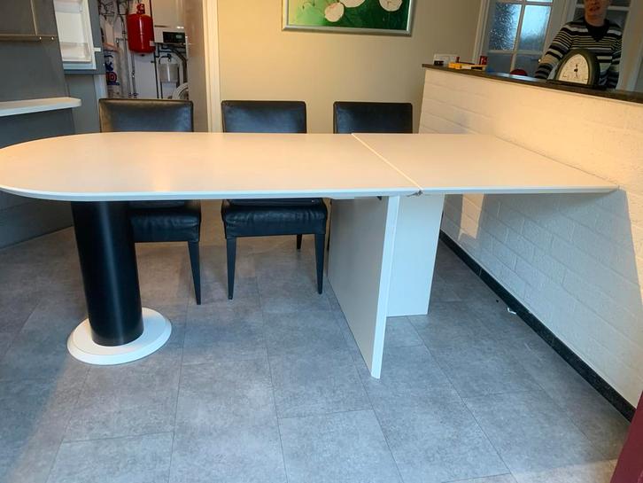 Witte ovale MDF eettafel met leren stoelen, Huis en Inrichting, Tafels | Eettafels, Gebruikt, 100 tot 150 cm, 150 tot 200 cm, Vier personen