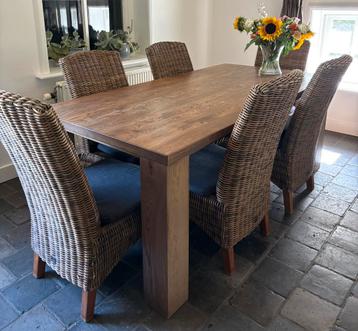 Stoere robuuste eethoek met fijne stevige stoelen.