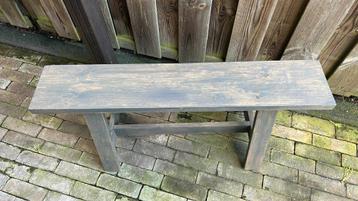 Houten bankje beschikbaar voor biedingen