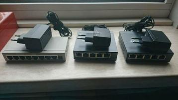 Drie switches 5 poorts en 8 poorts beschikbaar voor biedingen