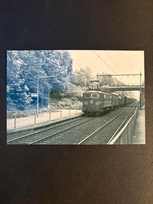 Foto locomotief NS 1122 te Oosterbeek (1976), Verzamelen, Spoorwegen en Tramwegen, Gebruikt, Trein, Ophalen of Verzenden