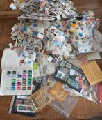 Doos 2,7 kilo wereldzegels, Postzegels en Munten, Postzegels | Volle albums en Verzamelingen, Ophalen of Verzenden, Nederland en Buitenland