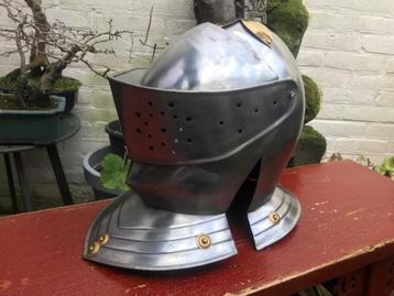 mooie metalen ridderhelm, goede replika beschikbaar voor biedingen