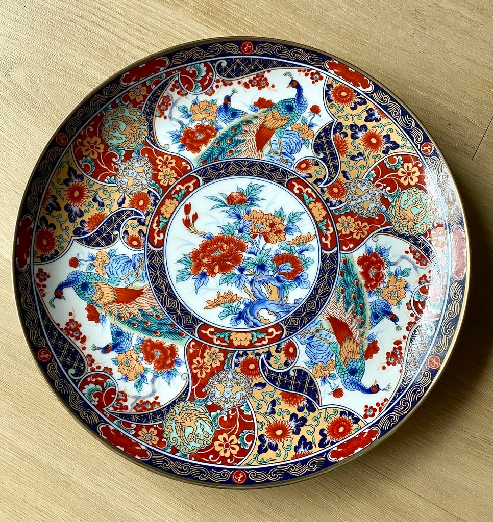 Vintage Japanse Imari-stijl grote onderbord van 30 cm pauwen, Antiek en Kunst, Ophalen of Verzenden
