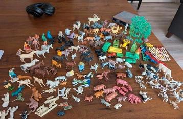 Grote verzameling plastic speelgoed dieren beschikbaar voor biedingen