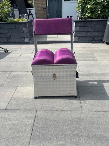 Visstoel zit kist beschikbaar voor biedingen