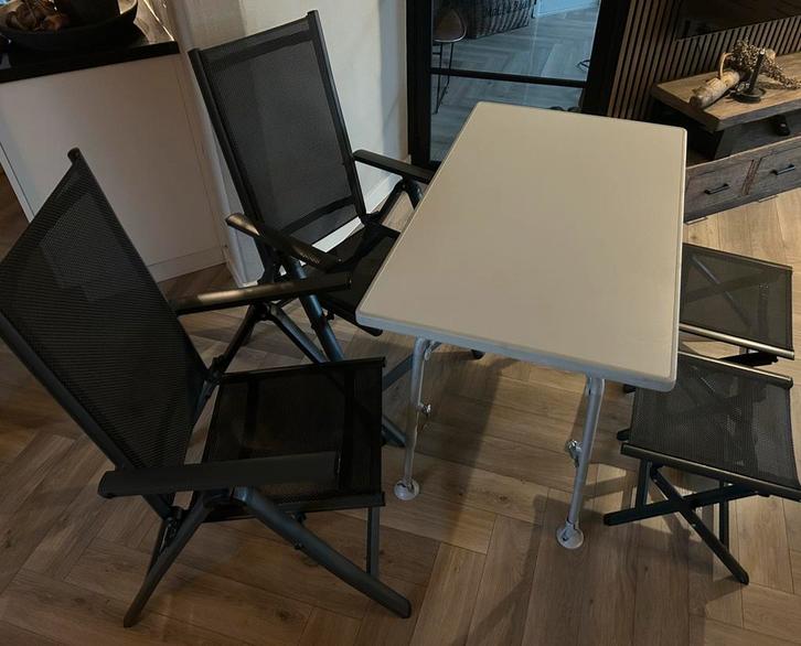 Kampeer stoelen en tafel met 2 voetenbankjes!, Caravans en Kamperen, Kampeermeubelen, Zo goed als nieuw, Campingstoel, Ophalen of Verzenden
