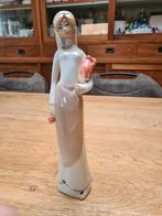 Vintage Porseleinen Beeldje Vrouw met Kruik 27 cm hoog, Antiek en Kunst, Kunst | Beelden en Houtsnijwerken, Ophalen of Verzenden