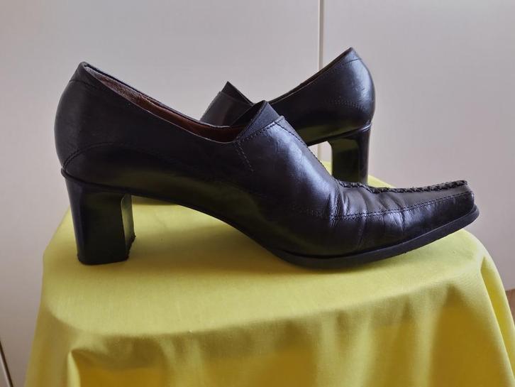 Te koop aangeboden: Mooie lederen damesschoen., Kleding | Dames, Schoenen, Zo goed als nieuw, Schoenen met lage hakken, Zwart