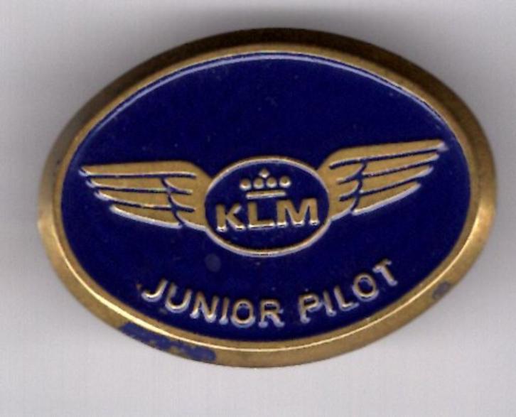 Junior KLM Stewardess blauw op zilverkleurig broche ( J_076), Verzamelen, Speldjes, Pins en Buttons, Zo goed als nieuw, Speldje of Pin