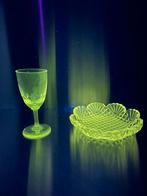 Uranium glas bakje en glas, Antiek en Kunst, Antiek | Glas en Kristal, Ophalen of Verzenden
