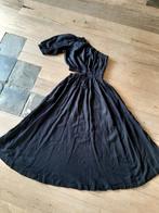 Prachtige zwarte one shoulder jurk met cut out, supermooi!, Nieuw, Ophalen of Verzenden, Onder de knie, Maat 36 (S)