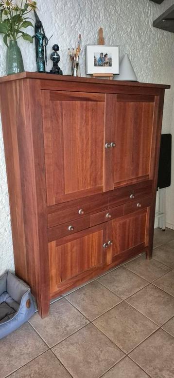 Kersenhouten kast beschikbaar voor biedingen
