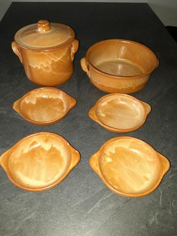 Een leuke en een aparte mooi vintage schalen set en kruik. beschikbaar voor biedingen