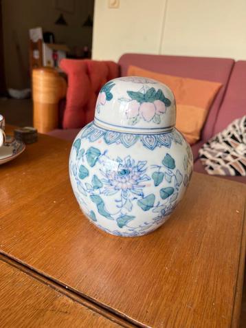 Mooie pot met deksel beschikbaar voor biedingen