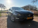Volvo V60 Nordic Automaat Xenon, Standkachel On call, org NL, Auto's, Volvo, 1498 cc, 4 cilinders, Leder en Stof, Origineel Nederlands