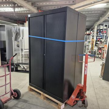 Set van 2 NETTE stalen roldeurkasten met schappen afm 195x1 beschikbaar voor biedingen