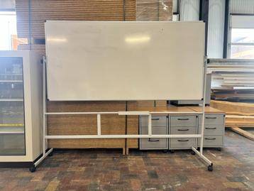 Verrijdbare whiteboard op wielen van 2,10 meter breed beschikbaar voor biedingen