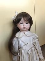 porseleinen pop 60 cm met zijden jurk, Verzamelen, Poppen, Ophalen of Verzenden, Zo goed als nieuw, Pop, Levensecht of Reborn