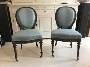 Gerestaureerde medaillon stoeltjes, stoelen beschikbaar voor biedingen