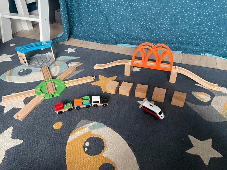 Divers houten trein: brug, loods, 2x trein (1 elektrisch), Verzamelen, Speelgoed, Zo goed als nieuw, Ophalen