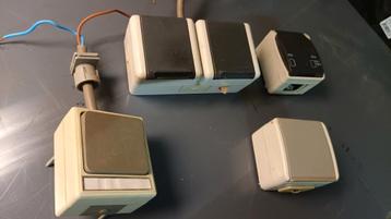 Div. contactdozen .  beschikbaar voor biedingen