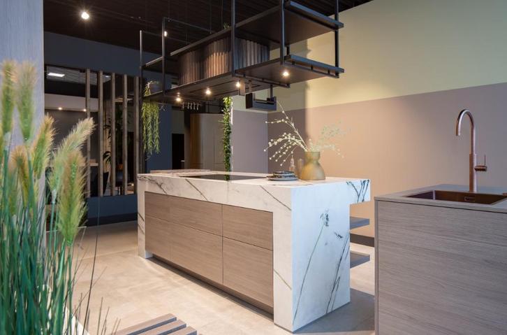 Luxe eilandkeuken met mooie kastenwand, Huis en Inrichting, Keuken | Complete keukens, Nieuw, Overige typen, Bruin, Overige materialen