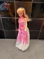 Barbie pop met meerdere jurken, Kinderen en Baby's, Speelgoed | Poppen, Ophalen of Verzenden, Zo goed als nieuw, Barbie
