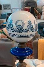 Lamp mooie oude olielamp tafellamp blauw glazen voetstuk, Ophalen of Verzenden