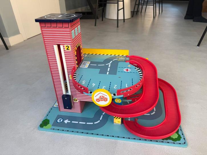 Mentari- Houten garage, Kinderen en Baby's, Speelgoed | Houten speelgoed, Gebruikt, Ophalen
