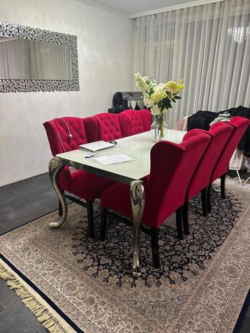 Eettafel en bankstelsel  beschikbaar voor biedingen