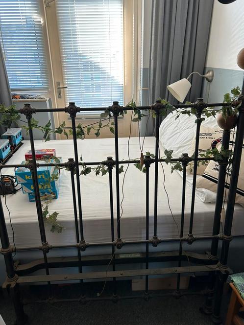 Brocante Gietijzeren spijlen bed, Huis en Inrichting, Slaapkamer | Bedden, Nieuw, Twijfelaar, 190 cm of minder, Metaal, Zwart