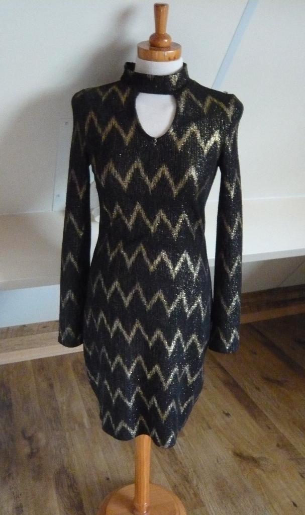 feest jurk Only One zwart goud glitter 90cm mt M 36-38, Kleding | Dames, Jurken, Zo goed als nieuw, Maat 36 (S), Zwart, Knielengte