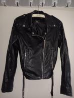 nieuw; zwart "leren" jasje  met studs; maat S, Kleding | Dames, Zwart, Nieuw, Ophalen of Verzenden, Jasje