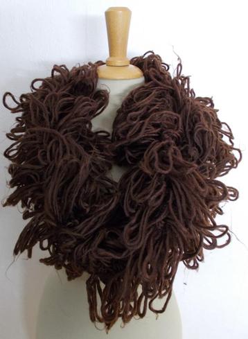 Aparte bruine draadjes sjaal beschikbaar voor biedingen