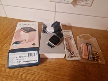 Fitbit versa 2 met 5 bandjes beschikbaar voor biedingen
