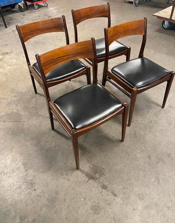 Vier vintage Scandinavische stoelen van teakhout met leer beschikbaar voor biedingen