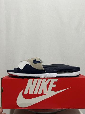 Maat 48,5 - Nike Air Max 1 Slide Obsidian University Red beschikbaar voor biedingen