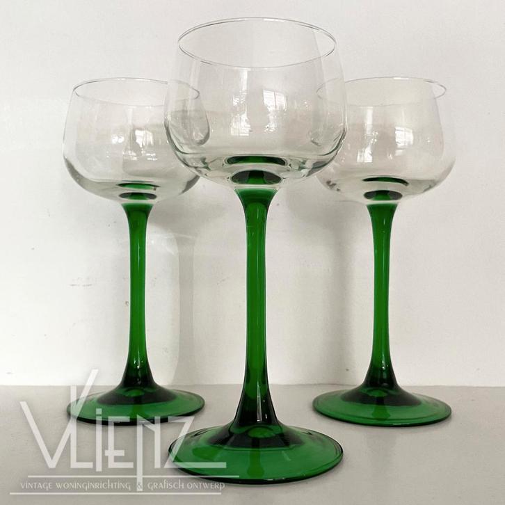 Drie vintage, retro Franse wijnglazen groene hoge voet, Verzamelen, Retro, Huis en Inrichting, Ophalen of Verzenden